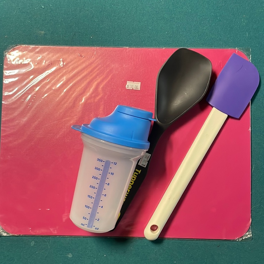 Misc lot of Tupperware items